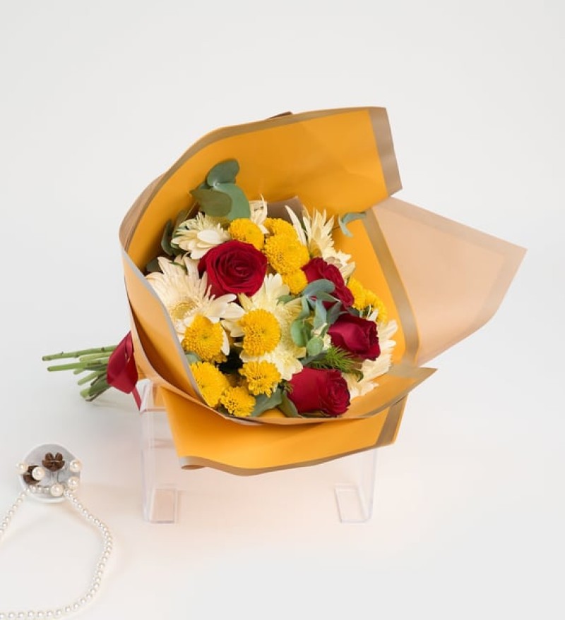 Gerbera Gül Buketi & Kalpli Gurme Lezzetler Kutusu